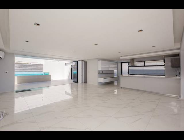 5 BEDROOM HOUSE FOR SALE IN BLOUBERGSTRAND